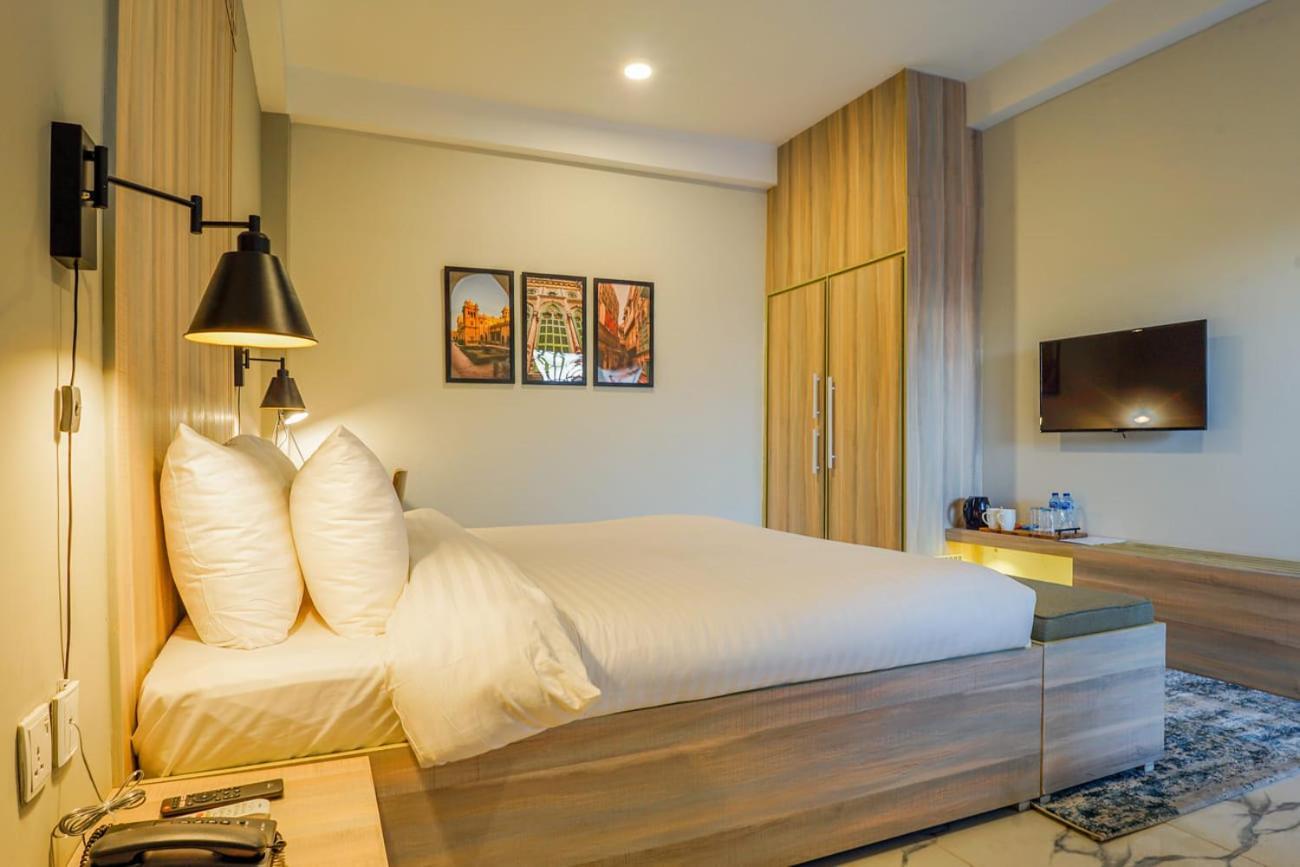 Roomy Crossroads Hotel, เปชาวาร์ ภายนอก รูปภาพ