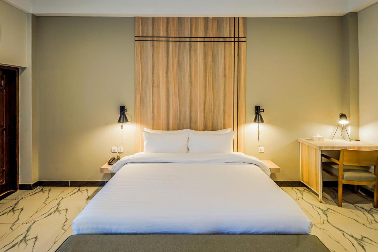 Roomy Crossroads Hotel, เปชาวาร์ ภายนอก รูปภาพ