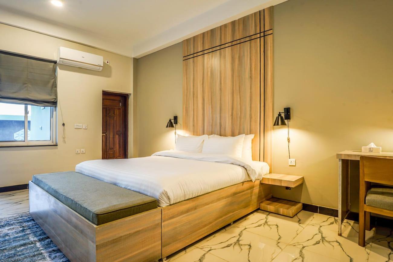 Roomy Crossroads Hotel, เปชาวาร์ ภายนอก รูปภาพ